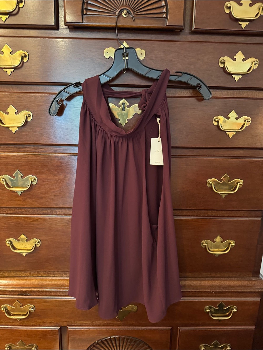 Flowing sleeveless blouse with tie in back. It is fully lined